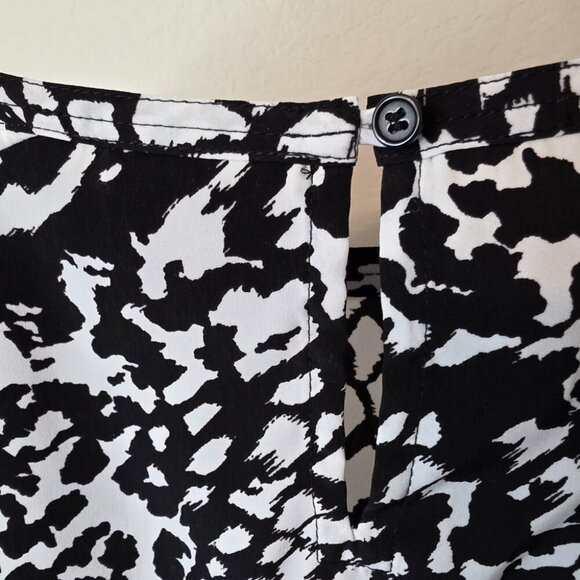 Chicos Size 3 XL Black & White Abstract Animal Print Blouse 100% Polyester - Picture 6 of 8